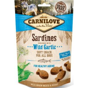 Carnilove Semi moist snack Sardines 200g Semi bløde, lækre velsmagende godbidder fra Carnilove!! Eksotisk kødsmag. Denne variant med Sardiner og vilde hvidløg (til sund aldring) godbidderne er ekstra gode til at opretholde et stærkt immunforsvar. Carnilove posen indeholder 200 gram med genluk. En godbid til alle hunde uanset alder eller størrelse. Også velegnet til allergihunde. Indeholder ikke sukker, gluten, korn, kartoffel eller smagsforstærker. . Tilskudsfoder til hunde Sammensætning: 35 % tørret sardiner, gule ærter, flydende plantestivelse, sardinersovs, sovs af fjerkrælever, kollagen, 1% bære hvidløg, lakseolie. Fodringsvejledning: en semisoft snack, der er den ultimative velsmagende godbid og et perfekt supplement til din hunds almindelige kost. Gives dagligt som belønning, til positiv motivationstræning eller som godbid for særlige øjeblikke i løbet af dagen. Sørg for, at din firbenede ven altid har rigelige mængder frisk drikkevand.