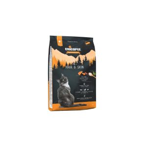 Chicopee Kornfrit tørfoder til katte - HAIR & SKIN - til voksne katte - Racekatte 8kg OPSKRIFT UDEN KORN INDEHOLDENDE GLUTEN Særlige funktioner: opskrift uden glutenholdige kornprodukter immunkompleks Hair & Skin har et høje indhold af værdifulde olier og fedtstoffer (herunder 1,5% lakseolie) hvilket giver foderet en god smag, og understøtter både kattens pels samt led. ESSENTIELLE FEDTSYRER 4 % LAKS + 34 % FJERKRÆ + 9,5 % LEVER I Chicopee kornfrit tørfoder til katte - Hair & Skin kan du være sikker på at understøtte en elegant, skinnede og smidig pels. Kombinationen af vitaminer og sporstoffer, der understøtter en sund hud og pels, gør den særlig egnet til racekatte. Tilsætningen af 9,5% lever (frisk og dehydreret) sikrer en ekstraordinær smagsoplevelse. Hvilket betyder at din kat vil elske det fordi det smager dejligt. Laks (4 %) er en værdifuld kilde til omega fedtsyrer, hvilket dels betyder at det sikrer en lækker pels, men Omegafedtsyre er også godt for din kats led, mange ældre katte for med alderen brug for gode omegafedtsyre til at kunne klatre i træerne. Chicopee Kornfrit tørfoder til katte, indeholder også et højt indhold af protein med en høj biologisk værdi og er derfor let fordøjeligt. Fås i følgende emballagestørrelser: 1,5 kg & 8,0 kg Foderanbefaling   ANALYTISKE BESTANDDELE Protein 32,50% Fedtindhold 19,50% Råfibre 2,20% Råaske 7,20% Calcium 1,15% Fosfor 1,00% Magnesium 0,08% Omega 3 fedtsyrer 0,90% Omega 6 fedtsyrer 2,50% ERNÆRINGSMÆSSIGE TILSÆTNINGSTOFFER / KG Vitamin A 26.000 I.E. Vitamin D3 1.500 I.E. E vitamin 600 mg Biotin 400 mcg Taurin 2.000 mg SPORSTOFFER Zink (som zinkoxid) Zink (som aminosyrer zinkchelat, hydrat) Kobber (cupric-sulfat, pentahydrat) Jod (calciumjodat, vandfri) Selen (som natrium selenit) Sammensætning: Fjerkræ (frisk og tørret, 34 %), rismel, ris (14 %), lever (frisk og tørret, 9,5 %), animalsk fedt, laksemel (4 %), hydrolyseret protein, grever (tørret), tørret roeflis (sukker fjernet), hørfrø, lakseolie (1,5 %), ærtefiber, ærter (tørret, 0,5 %), calciumcarbonat, gær (tørret), æggepulver, kaliumchlorid, tranebær (tørret,0,1 %), blåbær (tørret, 0,1 %), mannan-oligosaccharider (0,1 %), grønlæbede muslinger (tørret), beta-glucaner (0,06 %), morgenfrue kronblade (tørret), cikorie pulver, yucca (tørret).