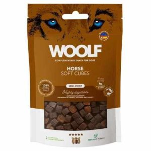 Woolf - Horse-Hest semi soft 100g Woolf Snacks er lavet af 100% proteinkilder for at give den højeste kvalitet. Snacken er kogt og indeholder ingen kemiske tilsætningsstoffer, konserveringsmidler eller farvestoffer. For at sikre bevarelsen af produktet placeres en iltabsorber i posen. Woolf er 100% naturlige og et sundt valg af godbidder til hunde. At bruge små semi-soft godbidder med Horse-Hest under træning kan være en god ide af flere årsager: Små størrelser: Små godbidder gør det nemt at belønne din hund hurtigt og effektivt under træning. De kan nemt spises uden at forstyrre træningsflowet, og din hund kan fortsætte med at fokusere på opgaven. Motivation: Semi-soft godbidder i dette tilfælde med hest, har ofte en tiltalende duft, hvilket gør dem yderst motiverende for hunde. Den lækre aroma tiltrækker hundens opmærksomhed og øger chancerne for, at den vil udføre ønskede adfærdsmæssige opgaver for at modtage belønningen. Nemme at fordøje: Semi-soft godbidder er normalt lette at tygge og fordøje for hunde, hvilket er vigtigt, da du ikke ønsker, at træningen bliver afbrudt. Det er også vigtigt at vælge godbidder, der passer til din hunds størrelse og alder. Mulighed for hyppig belønning: Under træning er det afgørende at give hyppige og positive forstærkninger for ønsket adfærd. Små godbidder giver dig mulighed for at belønne din hund oftere, hvilket kan fremskynde indlæringen og styrke den ønskede adfærd. Variation: Hunde kan også blive trætte af den samme type godbidder over tid. Ved at have forskellige smagsvarianter, som for eksempel ren and- kanin, lam eller laks, kan du holde din hunds interesse og motivation ved lige, hvilket er vigtigt for effektiv træning. Kaloriekontrol: Semi-soft godbidder er ofte mindre kaloritætte end nogle andre belønninger, som for eksempel fede kødstykker eller almindelige hundegodbidder. Dette er vigtigt, hvis du træner en hund, der har tendens til at tage på i vægt let. Naturlige ingredienser: Godbidder lavet af hest er naturlige ingredienser, der er sunde for hunden. God til følsomme maver: Bløde godbidder kan være mere skånsomme for hunde med følsomme maver eller tandproblemer. De er lettere at tygge og fordøje sammenlignet med hårdere godbidder. Perfekt til kræsne hunde Vælg sunde godbidder, der passer til din hunds størrelse, alder og individuelle behov. Som med enhver træning er det vigtigt at have en positiv tilgang og skabe en sjov og belønnende oplevelse for din hund og her er Woolf godbidderne et godt og sundt valg. Woolf godbidderne er et redskab, "et hæmmeligt våben" til at styrke forbindelsen/kontakten mellem dig og din hund, mens I arbejder sammen om at opbygge ønsket adfærd så jeres relation kan danne rammerne for et godt og stærkt fundament. God fornøjelse med træningen sammen med din hund! Woolf Horse-Hest er uden kunstige tilsætningsstoffer, konserveringsstoffer eller farvestoffer. Woolf garanterer essentielle analytiske bestanddele Sammenstætning: Frisk hest (85%), hydrolyseret stivelse, vegetabilsk glycerin, naturlige antioxidanter Analyse: råprotein 28%, råfedt 10%, råfibre 1%, råaske 7%, vand 28% Alle Woolf snacks er HACCP, BRC, ISO 22000, ISO 9001 certificeret. Woolf – Long Rabbit and Cod – Kanin og Torsk – Sandwich 100g Woolf – Rabbit – Kanin semi soft 100g Woolf – Duck-And semi soft 100g Woolf – Lamb-Lam semi soft 100g Woolf – Goat-Ged semi soft 100g Økologiske Griseører fra fritgående svin på Fyn- Dansk dyrevelfærd – 10 stk. Økologiske Griseører fra fritgående svin på Fyn- Dansk dyrevelfærd – 2 stk. Økologiske Griseører fra fritgående svin nr. 1 bedst i test – Dansk dyrevelfærd Chicopee Proteinbar HNL – Nr. 1 i test 25g