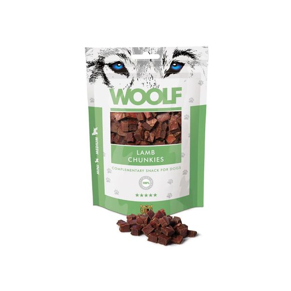 Woolf - Lamb-Lam semi soft 100g Woolf Snacks er lavet af 100% proteinkilder for at give den højeste kvalitet. Snacken er kogt og indeholder ingen kemiske tilsætningsstoffer, konserveringsmidler eller farvestoffer. For at sikre bevarelsen af produktet placeres en iltabsorber i posen. Woolf er 100% naturlige og et sundt valg af godbidder til hunde. At bruge små semi-soft godbidder med Lam under træning kan være en god ide af flere årsager: Små størrelser: Små godbidder gør det nemt at belønne din hund hurtigt og effektivt under træning. De kan nemt spises uden at forstyrre træningsflowet, og din hund kan fortsætte med at fokusere på opgaven. Motivation: Semi-soft godbidder i dette tilfælde med lam, har ofte en tiltalende duft, hvilket gør dem yderst motiverende for hunde. Den lækre aroma tiltrækker hundens opmærksomhed og øger chancerne for, at den vil udføre ønskede adfærdsmæssige opgaver for at modtage belønningen. Nemme at fordøje: Semi-soft godbidder er normalt lette at tygge og fordøje for hunde, hvilket er vigtigt, da du ikke ønsker, at træningen bliver afbrudt. Det er også vigtigt at vælge godbidder, der passer til din hunds størrelse og alder. Mulighed for hyppig belønning: Under træning er det afgørende at give hyppige og positive forstærkninger for ønsket adfærd. Små godbidder giver dig mulighed for at belønne din hund oftere, hvilket kan fremskynde indlæringen og styrke den ønskede adfærd. Variation: Hunde kan også blive trætte af den samme type godbidder over tid. Ved at have forskellige smagsvarianter, som for eksempel ren and- kanin, lam eller laks, kan du holde din hunds interesse og motivation ved lige, hvilket er vigtigt for effektiv træning. Kaloriekontrol: Rabbit-Kanin er en mager proteinkilde, Semi-soft godbidder er ofte mindre kaloritætte end nogle andre belønninger, som for eksempel fede kødstykker eller almindelige hundegodbidder. Dette er vigtigt, hvis du træner en hund, der har tendens til at tage på i vægt let. Naturlige ingredienser: Godbidder lavet af lam er naturlige ingredienser, der er sunde for hunden. God til følsomme maver: Bløde godbidder kan være mere skånsomme for hunde med følsomme maver eller tandproblemer. De er lettere at tygge og fordøje sammenlignet med hårdere godbidder. Perfekt til kræsne hunde Vælg sunde godbidder, der passer til din hunds størrelse, alder og individuelle behov. Som med enhver træning er det vigtigt at have en positiv tilgang og skabe en sjov og belønnende oplevelse for din hund og her er Woolf godbidderne et godt og sundt valg. Woolf godbidderne er et redskab, "et hæmmeligt våben" til at styrke forbindelsen/kontakten mellem dig og din hund, mens I arbejder sammen om at opbygge ønsket adfærd så jeres relation kan danne rammerne for et godt og stærkt fundament. God fornøjelse med træningen sammen med din hund! Woolf Lam  er uden kunstige tilsætningsstoffer, konserveringsstoffer eller farvestoffer. Woolf garanterer essentielle analytiske bestanddele Sammenstætning: lam 91%, glycerin 0,5% Analyse: råprotein 35%, råfedt 6%, råfibre 1%, råaske 3,2%, vand 25% Alle Woolf snacks er HACCP, BRC, ISO 22000, ISO 9001 certificeret. Woolf – Long Rabbit and Cod – Kanin og Torsk – Sandwich 100g Woolf – Rabbit – Kanin semi soft 100g Økologiske Griseører fra fritgående svin på Fyn- Dansk dyrevelfærd – 10 stk. Økologiske Griseører fra fritgående svin på Fyn- Dansk dyrevelfærd – 2 stk. Økologiske Griseører fra fritgående svin nr. 1 bedst i test – Dansk dyrevelfærd Chicopee Proteinbar HNL – Nr. 1 i test 25g