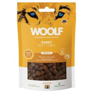 Woolf - Rabbit-Kanin semi soft 100g Woolf Snacks er lavet af 100% proteinkilder for at give den højeste kvalitet. Snacken er kogt og indeholder ingen kemiske tilsætningsstoffer, konserveringsmidler eller farvestoffer. For at sikre bevarelsen af produktet placeres en iltabsorber i posen. Woolf er 100% naturlige og et sundt valg af godbidder til hunde. Eksklusive nøje udvalgte træningsgodbidder til hunde At bruge små semi-soft godbidder med Rabbit-Kanin træning kan være en god ide af flere årsager: Små størrelser: Små godbidder gør det nemt at belønne din hund hurtigt og effektivt under træning. De kan nemt spises uden at forstyrre træningsflowet, og din hund kan fortsætte med at fokusere på opgaven. Motivation: Semi-soft godbidder i dette tilfælde med kanin, har ofte en tiltalende duft, hvilket gør dem yderst motiverende for hunde. Den lækre aroma tiltrækker hundens opmærksomhed og øger chancerne for, at den vil udføre ønskede adfærdsmæssige opgaver for at modtage belønningen. Nemme at fordøje: Semi-soft godbidder er normalt lette at tygge og fordøje for hunde, hvilket er vigtigt, da du ikke ønsker, at træningen bliver afbrudt. Det er også vigtigt at vælge godbidder, der passer til din hunds størrelse og alder. Mulighed for hyppig belønning: Under træning er det afgørende at give hyppige og positive forstærkninger for ønsket adfærd. Små godbidder giver dig mulighed for at belønne din hund oftere, hvilket kan fremskynde indlæringen og styrke den ønskede adfærd. Variation: Hunde kan også blive trætte af den samme type godbidder over tid. Ved at have forskellige smagsvarianter, som for eksempel ren and- kanin, lam eller laks, kan du holde din hunds interesse og motivation ved lige, hvilket er vigtigt for effektiv træning. Kaloriekontrol: Semi-soft godbidder er ofte mindre kaloritætte end nogle andre belønninger, som for eksempel fede kødstykker eller almindelige hundegodbidder. Dette er vigtigt, hvis du træner en hund, der har tendens til at tage på i vægt let. Naturlige ingredienser: Godbidder lavet af hest er naturlige ingredienser, der er sunde for hunden. God til følsomme maver: Bløde godbidder kan være mere skånsomme for hunde med følsomme maver eller tandproblemer. De er lettere at tygge og fordøje sammenlignet med hårdere godbidder. Perfekt til kræsne hunde Vælg sunde godbidder, der passer til din hunds størrelse, alder og individuelle behov. Som med enhver træning er det vigtigt at have en positiv tilgang og skabe en sjov og belønnende oplevelse for din hund og her er Woolf godbidderne et godt og sundt valg. Woolf godbidderne er et redskab, "et hæmmeligt våben" til at styrke forbindelsen/kontakten mellem dig og din hund, mens I arbejder sammen om at opbygge ønsket adfærd så jeres relation kan danne rammerne for et godt og stærkt fundament. God fornøjelse med træningen sammen med din hund! Gode til NoseWork - søge felter - ægte hundekærlighed Woolf Rabbit-Kanin er uden kunstige tilsætningsstoffer, konserveringsstoffer eller farvestoffer. Woolf garanterer essentielle analytiske bestanddele Sammensætning: Frisk kanin (85%), hydrolyseret stivelse, vegetabilsk glycerin, naturlige antioxidanter Analyse: råprotein 27%, råfedt 11%, råfibre 1%, råaske 7%, vand 29% Alle Woolf snacks er HACCP, BRC, ISO 22000, ISO 9001 certificeret. Woolf – Long Rabbit and Cod – Kanin og Torsk – Sandwich 100g Woolf – Rabbit – Kanin semi soft 100g Woolf – Duck-And semi soft 100g Woolf – Lamb-Lam semi soft 100g Woolf – Goat-Ged semi soft 100g Woolf – Horse-Hest semi soft 100g Økologiske Griseører fra fritgående svin på Fyn- Dansk dyrevelfærd – 10 stk. Økologiske Griseører fra fritgående svin på Fyn- Dansk dyrevelfærd – 2 stk. Økologiske Griseører fra fritgående svin nr. 1 bedst i test – Dansk dyrevelfærd Chicopee Proteinbar HNL – Nr. 1 i test 25g