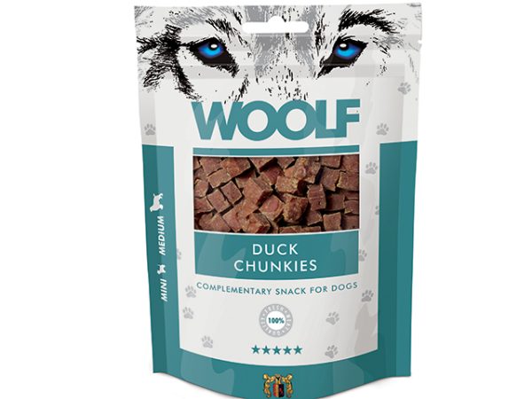 Woolf - Duck-And semi soft 100g Woolf Snacks er lavet af 100% proteinkilder for at give den højeste kvalitet. Snacken er kogt og indeholder ingen kemiske tilsætningsstoffer, konserveringsmidler eller farvestoffer. For at sikre bevarelsen af produktet placeres en iltabsorber i posen. Woolf er 100% naturlige og et sundt valg af godbidder til hunde. At bruge små semi-soft godbidder med Duck-And under træning kan være en god ide af flere årsager: Små størrelser: Små godbidder gør det nemt at belønne din hund hurtigt og effektivt under træning. De kan nemt spises uden at forstyrre træningsflowet, og din hund kan fortsætte med at fokusere på opgaven. Motivation: Semi-soft godbidder i dette tilfælde med and, har ofte en tiltalende duft, hvilket gør dem yderst motiverende for hunde. Den lækre aroma tiltrækker hundens opmærksomhed og øger chancerne for, at den vil udføre ønskede adfærdsmæssige opgaver for at modtage belønningen. Nemme at fordøje: Semi-soft godbidder er normalt lette at tygge og fordøje for hunde, hvilket er vigtigt, da du ikke ønsker, at træningen bliver afbrudt. Det er også vigtigt at vælge godbidder, der passer til din hunds størrelse og alder. Mulighed for hyppig belønning: Under træning er det afgørende at give hyppige og positive forstærkninger for ønsket adfærd. Små godbidder giver dig mulighed for at belønne din hund oftere, hvilket kan fremskynde indlæringen og styrke den ønskede adfærd. Variation: Hunde kan også blive trætte af den samme type godbidder over tid. Ved at have forskellige smagsvarianter, som for eksempel ren and- kanin, lam eller laks, kan du holde din hunds interesse og motivation ved lige, hvilket er vigtigt for effektiv træning. Kaloriekontrol: Semi-soft godbidder er ofte mindre kaloritætte end nogle andre belønninger, som for eksempel fede kødstykker eller almindelige hundegodbidder. Dette er vigtigt, hvis du træner en hund, der har tendens til at tage på i vægt let. Naturlige ingredienser: Godbidder lavet af lam er naturlige ingredienser, der er sunde for hunden. God til følsomme maver: Bløde godbidder kan være mere skånsomme for hunde med følsomme maver eller tandproblemer. De er lettere at tygge og fordøje sammenlignet med hårdere godbidder. Perfekt til kræsne hunde Vælg sunde godbidder, der passer til din hunds størrelse, alder og individuelle behov. Som med enhver træning er det vigtigt at have en positiv tilgang og skabe en sjov og belønnende oplevelse for din hund og her er Woolf godbidderne et godt og sundt valg. Woolf godbidderne er et redskab, "et hæmmeligt våben" til at styrke forbindelsen/kontakten mellem dig og din hund, mens I arbejder sammen om at opbygge ønsket adfærd så jeres relation kan danne rammerne for et godt og stærkt fundament. God fornøjelse med træningen sammen med din hund! Woolf And er uden kunstige tilsætningsstoffer, konserveringsstoffer eller farvestoffer. Woolf garanterer essentielle analytiske bestanddele Sammenstætning: and 93%, glycerin 0,5% Analyse: råprotein 35%, råfedt 6%, råfibre 1%, råaske 3,2%, vand 25% Alle Woolf snacks er HACCP, BRC, ISO 22000, ISO 9001 certificeret. Woolf – Long Rabbit and Cod – Kanin og Torsk – Sandwich 100g Woolf – Rabbit – Kanin semi soft 100g Økologiske Griseører fra fritgående svin på Fyn- Dansk dyrevelfærd – 10 stk. Økologiske Griseører fra fritgående svin på Fyn- Dansk dyrevelfærd – 2 stk. Økologiske Griseører fra fritgående svin nr. 1 bedst i test – Dansk dyrevelfærd Chicopee Proteinbar HNL – Nr. 1 i test 25g