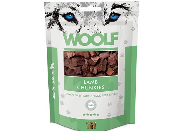 Woolf - Lamb-Lam semi soft 100g Woolf Snacks er lavet af 100% proteinkilder for at give den højeste kvalitet. Snacken er kogt og indeholder ingen kemiske tilsætningsstoffer, konserveringsmidler eller farvestoffer. For at sikre bevarelsen af produktet placeres en iltabsorber i posen. Woolf er 100% naturlige og et sundt valg af godbidder til hunde. At bruge små semi-soft godbidder med Lam under træning kan være en god ide af flere årsager: Små størrelser: Små godbidder gør det nemt at belønne din hund hurtigt og effektivt under træning. De kan nemt spises uden at forstyrre træningsflowet, og din hund kan fortsætte med at fokusere på opgaven. Motivation: Semi-soft godbidder i dette tilfælde med lam, har ofte en tiltalende duft, hvilket gør dem yderst motiverende for hunde. Den lækre aroma tiltrækker hundens opmærksomhed og øger chancerne for, at den vil udføre ønskede adfærdsmæssige opgaver for at modtage belønningen. Nemme at fordøje: Semi-soft godbidder er normalt lette at tygge og fordøje for hunde, hvilket er vigtigt, da du ikke ønsker, at træningen bliver afbrudt. Det er også vigtigt at vælge godbidder, der passer til din hunds størrelse og alder. Mulighed for hyppig belønning: Under træning er det afgørende at give hyppige og positive forstærkninger for ønsket adfærd. Små godbidder giver dig mulighed for at belønne din hund oftere, hvilket kan fremskynde indlæringen og styrke den ønskede adfærd. Variation: Hunde kan også blive trætte af den samme type godbidder over tid. Ved at have forskellige smagsvarianter, som for eksempel ren and- kanin, lam eller laks, kan du holde din hunds interesse og motivation ved lige, hvilket er vigtigt for effektiv træning. Kaloriekontrol: Rabbit-Kanin er en mager proteinkilde, Semi-soft godbidder er ofte mindre kaloritætte end nogle andre belønninger, som for eksempel fede kødstykker eller almindelige hundegodbidder. Dette er vigtigt, hvis du træner en hund, der har tendens til at tage på i vægt let. Naturlige ingredienser: Godbidder lavet af lam er naturlige ingredienser, der er sunde for hunden. God til følsomme maver: Bløde godbidder kan være mere skånsomme for hunde med følsomme maver eller tandproblemer. De er lettere at tygge og fordøje sammenlignet med hårdere godbidder. Perfekt til kræsne hunde Vælg sunde godbidder, der passer til din hunds størrelse, alder og individuelle behov. Som med enhver træning er det vigtigt at have en positiv tilgang og skabe en sjov og belønnende oplevelse for din hund og her er Woolf godbidderne et godt og sundt valg. Woolf godbidderne er et redskab, "et hæmmeligt våben" til at styrke forbindelsen/kontakten mellem dig og din hund, mens I arbejder sammen om at opbygge ønsket adfærd så jeres relation kan danne rammerne for et godt og stærkt fundament. God fornøjelse med træningen sammen med din hund! Woolf Lam  er uden kunstige tilsætningsstoffer, konserveringsstoffer eller farvestoffer. Woolf garanterer essentielle analytiske bestanddele Sammenstætning: lam 91%, glycerin 0,5% Analyse: råprotein 35%, råfedt 6%, råfibre 1%, råaske 3,2%, vand 25% Alle Woolf snacks er HACCP, BRC, ISO 22000, ISO 9001 certificeret. Woolf – Long Rabbit and Cod – Kanin og Torsk – Sandwich 100g Woolf – Rabbit – Kanin semi soft 100g Økologiske Griseører fra fritgående svin på Fyn- Dansk dyrevelfærd – 10 stk. Økologiske Griseører fra fritgående svin på Fyn- Dansk dyrevelfærd – 2 stk. Økologiske Griseører fra fritgående svin nr. 1 bedst i test – Dansk dyrevelfærd Chicopee Proteinbar HNL – Nr. 1 i test 25g